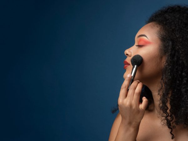 5 dicas de automaquiagem: domine a arte de se maquiar com estilo
