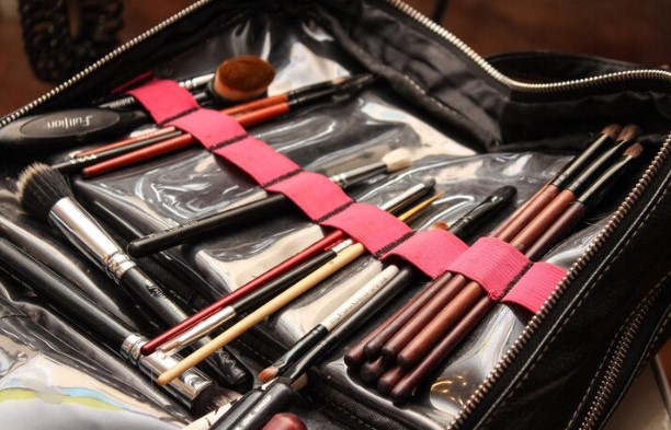 Organize seus pincéis com estilo: conheça os melhores porta pincéis de maquiagem