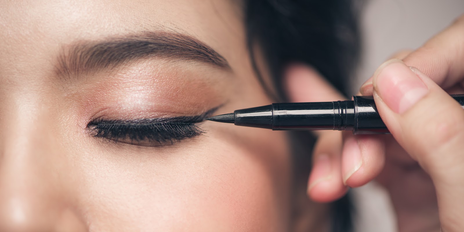 Delineador em Alta: Caneta, Gel ou Líquido – Qual o Melhor Tipo?